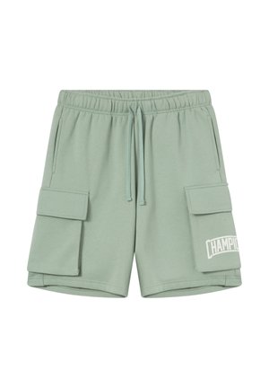 Lichtgroene cargoshorts met trekkoord, elastische taille en twee grote klepzakken, waarvan één met een wit "Champion"-logo.