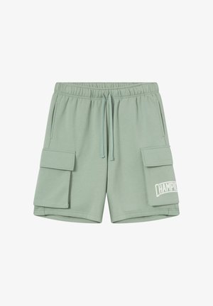 Lichtgroene cargoshorts met trekkoord, elastische taille en twee grote klepzakken, waarvan één met een wit "Champion"-logo.