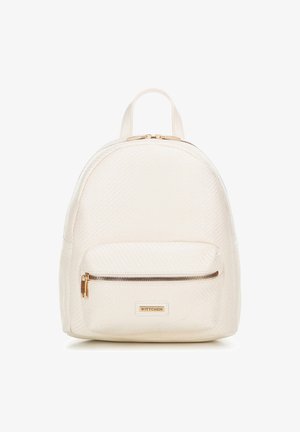 Sac à dos blanc texturé avec une forme arrondie, doté d'une poche zippée à l'avant et de détails en métal doré. Logo de la marque affiché sur une accent en cuir.