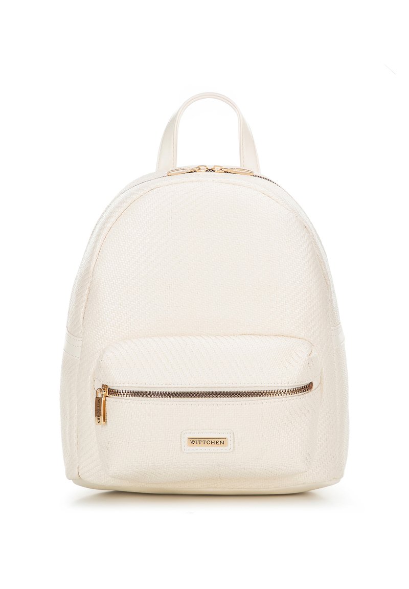 Mochila blanca texturizada con forma redondeada, que cuenta con un bolsillo frontal con cremallera y herrajes en tono dorado. Logo de la marca exhibido en un acento de cuero.
