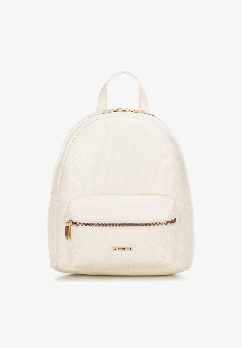 Witte textuur rugzak met een ronde vorm, voorzien van een voorzak met ritssluiting en gouden hardware. Merkenlogo weergegeven op een leren accent.