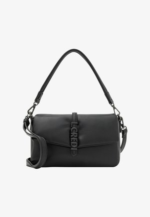 Schwarze Lederhandtasche mit strukturiertem Design, ausgestattet mit einem oberen Griff und einem verstellbaren Schultergurt. Bemerkenswertes, geprägtes Logodesign in der Mitte.