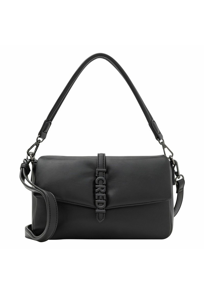 Bolso de mano de cuero negro con un diseño estructurado, con un asa superior y una correa ajustable. Detalle notable de logotipo en relieve en el centro.