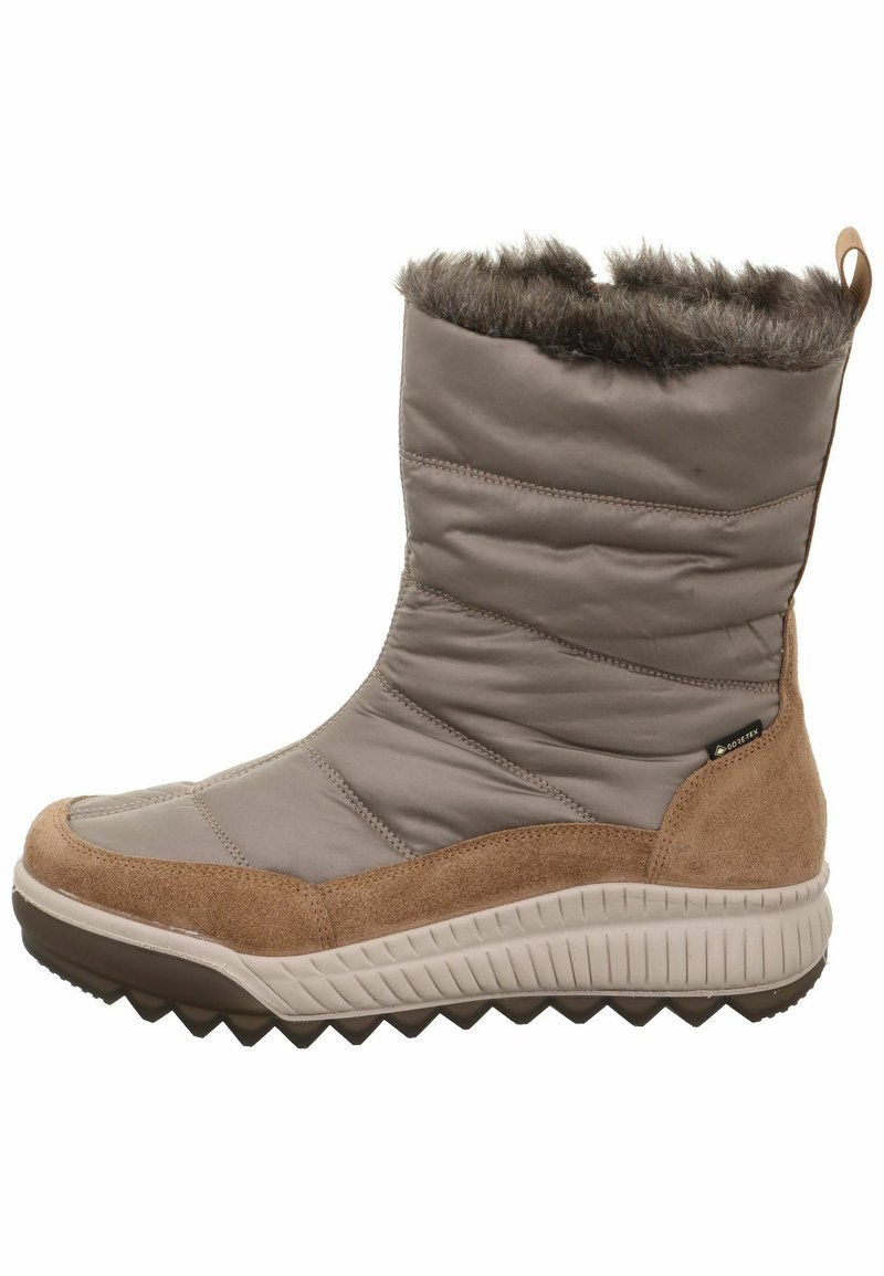 Bota aislante en marrón y gris con un upper acolchado, ribete de pelo sintético, acentos de ante y suela de goma texturizada. Cuenta con una asa en la parte trasera.