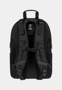 Zaino nero con superficie in rete testurizzata, spallacci ergonomici imbottiti, fibbia sul petto regolabile e una maniglia superiore per un facile trasporto.