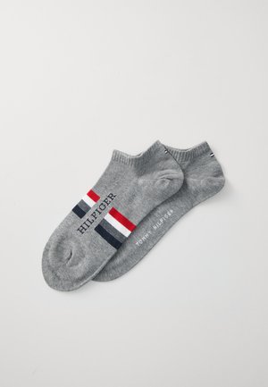Graue Knöchelsocken mit einem gestreiften Design in Rot, Weiß und Marineblau, mit dem Text "HILFIGER" und "TOMMY HILFIGER" auf jeder Socke.