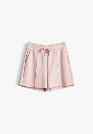Lichtroze casual shorts met elastische tailleband, voorstrik, zijzakken en gestikte voorpanelen, plat gelegd op een witte achtergrond.