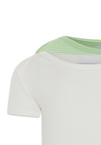 Twee T-shirts met korte mouwen, één wit en één lichtgroen met horizontale strepen, gemaakt van zachte katoen en met ronde halslijnen.