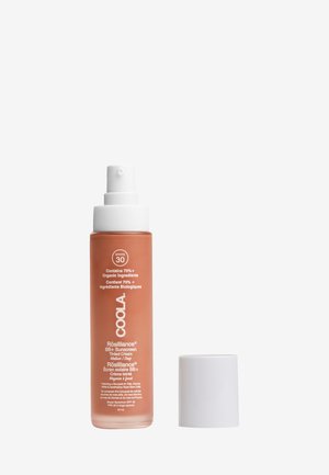 Coola Rösilliance BB+ Krem przeciwsłoneczny w przezroczystej brązowej butelce z białą pompką. Zawiera SPF 30 i ponad 70% składników organicznych.