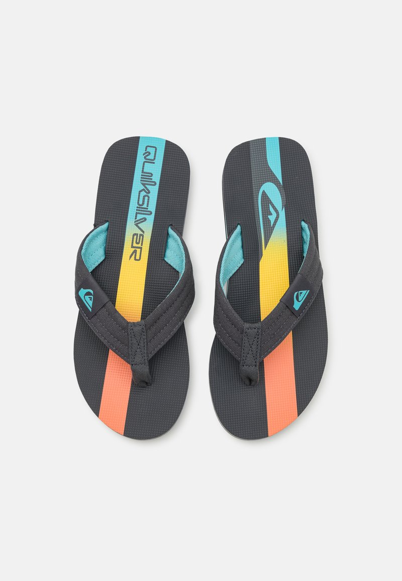 Schwarze Flip-Flops mit einem strukturierten Fußbett, versehen mit seitlichen Streifen in Grün, Gelb und Orange sowie einem Quiksilver-Logo am Riemen.