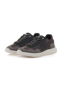 Zapatillas negras y grises con materiales de gamuza y malla, puntera redonda, cierre con cordones, suela en contraste y acentos texturizados en el lateral.