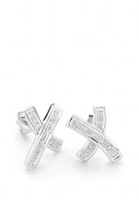 Srebrne uhani z zankastim dizajnom, teksturiranimi trakovi in vstavljenimi prozornimi kamni, z visokim sijajem in metuljskim zapiranjem.