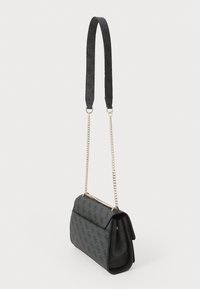 Borsa sintetica nera con catena e manico in tessuto, caratterizzata da una forma strutturata, un motivo in rilievo e una chiusura con zip nella parte superiore.