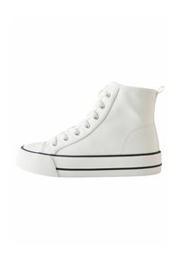 Witte canvas high-top sneakers met een zwarte rubberen zool. Beschikt over een vetersluiting, een getextureerde neus en een achterste lussen voor gemakkelijk aan- en uittrekken.