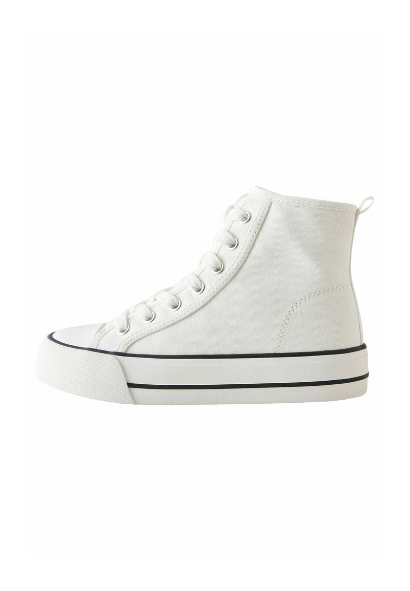 Witte canvas high-top sneakers met een zwarte rubberen zool. Beschikt over een vetersluiting, een getextureerde neus en een achterste lussen voor gemakkelijk aan- en uittrekken.