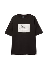 Sort bomulds t-shirt med korte ærmer, med et hvidt rektangulært grafisk billede af en flue på en tynd linje, minimal branding under billedet.