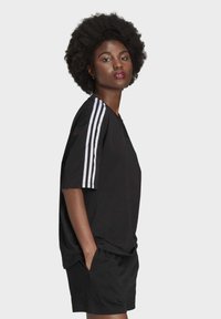 adidas Originals OVERSIZED ADICOLOR RELAXED - Marškinėliai su spaudiniu - black