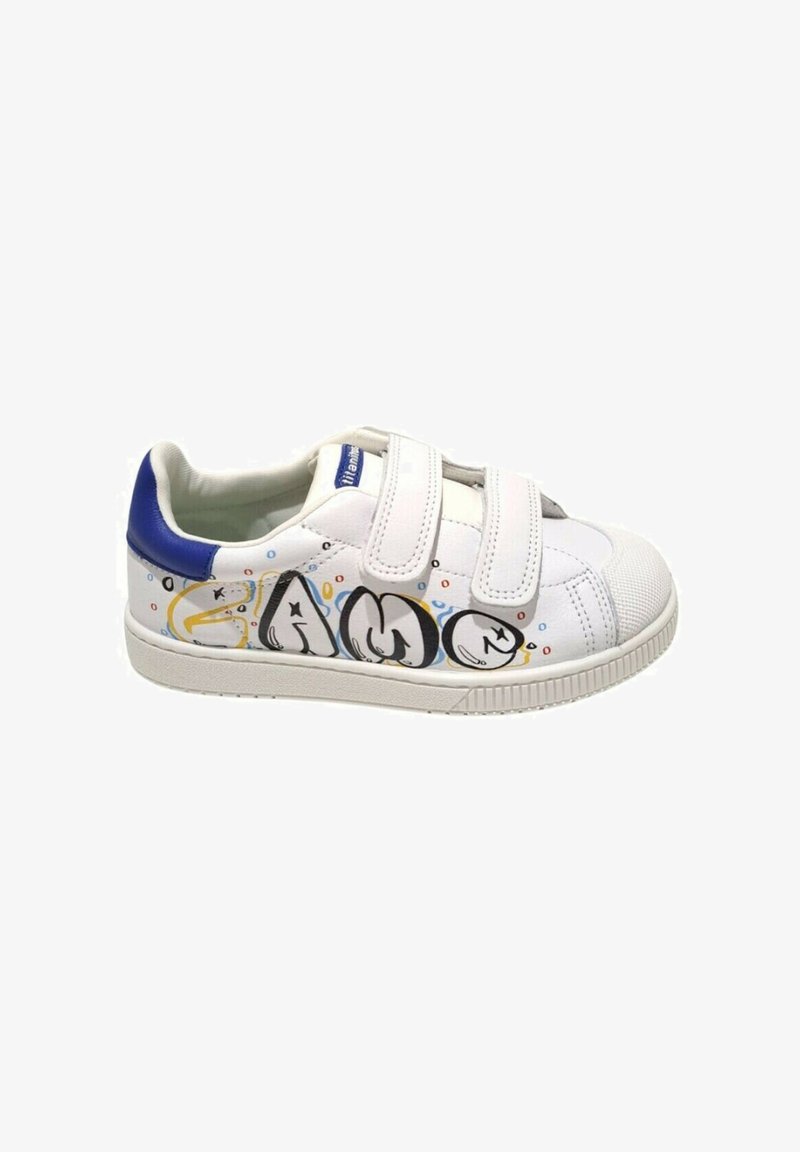 Sneaker bianca con accenti blu, doppie cinghie in velcro, suola in gomma e un design grafico giocoso che presenta testo colorato e pois.