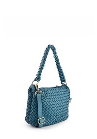 Geweven blauwe leren handtas met een gevlochten strap, gouden hardware en een rechthoekige vorm met een ritssluiting.