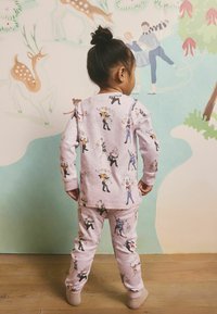 Šviesiai rožinė medvilninė pižamos komplektas su žaismingais atspausdintais personažais, užsiimančiais įvairiomis veiklomis, ilgomis rankovėmis ir elastinėmis kelnėmis.