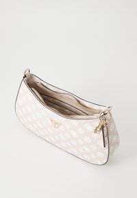 Beiger Handtasche mit weißem Muster, geschwungenem Design, goldfarbenen Beschlägen, Reißverschluss und Innenfächern zur Organisation.