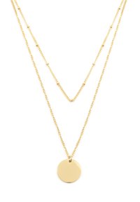 Goldfarbene, mehrschichtige Halskette mit zwei feinen Ketten; eine davon hat einen schlichten, runden Anhänger. Glatte Verarbeitung; leichtes Design.