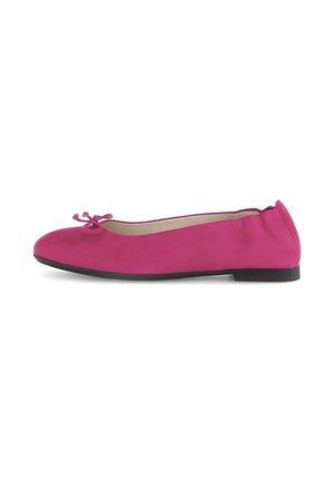 Roze suede balletflat met een ronde neus, voorzien van een klein strikdetail aan de voorkant en een zwarte rubberen zool. Soepele textuur.
