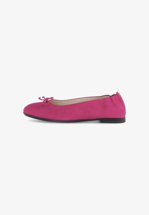 Roze suede balletflat met een ronde neus, voorzien van een klein strikdetail aan de voorkant en een zwarte rubberen zool. Soepele textuur.