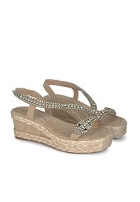 Beige wedge sandalen met een geweven juten zool, met een kruisontwerp versierd met zilveren strass en zachte suède banden.