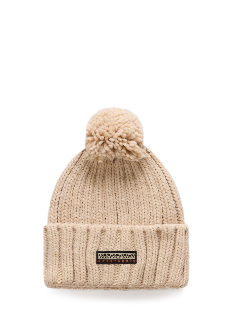 Gorro de lana de punto en beige con un puño acanalado y pompón en la parte superior. Presenta un patch de logo en negro y rojo en la parte delantera.