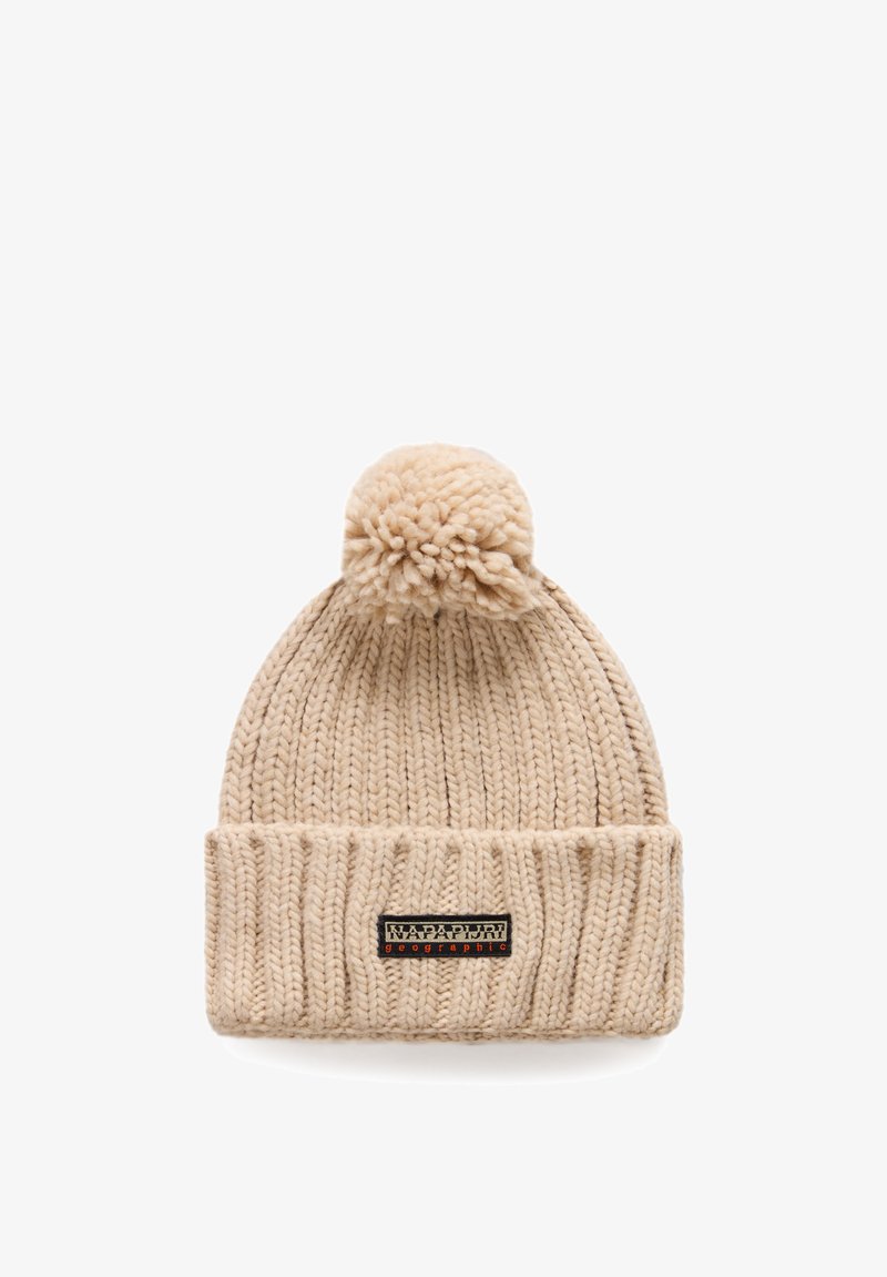 Gorro de lana de punto en beige con un puño acanalado y pompón en la parte superior. Presenta un patch de logo en negro y rojo en la parte delantera.