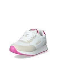 Sneaker bianca con accenti rosa, realizzata in materiali in rete e suede, punta tonda, sistema di allacciatura classico e suola in gomma testurizzata.
