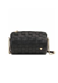 Borsa a tracolla intrecciata in pelle nera con catena dorata, forma rettangolare e texture liscia. Presenta un logo discreto.