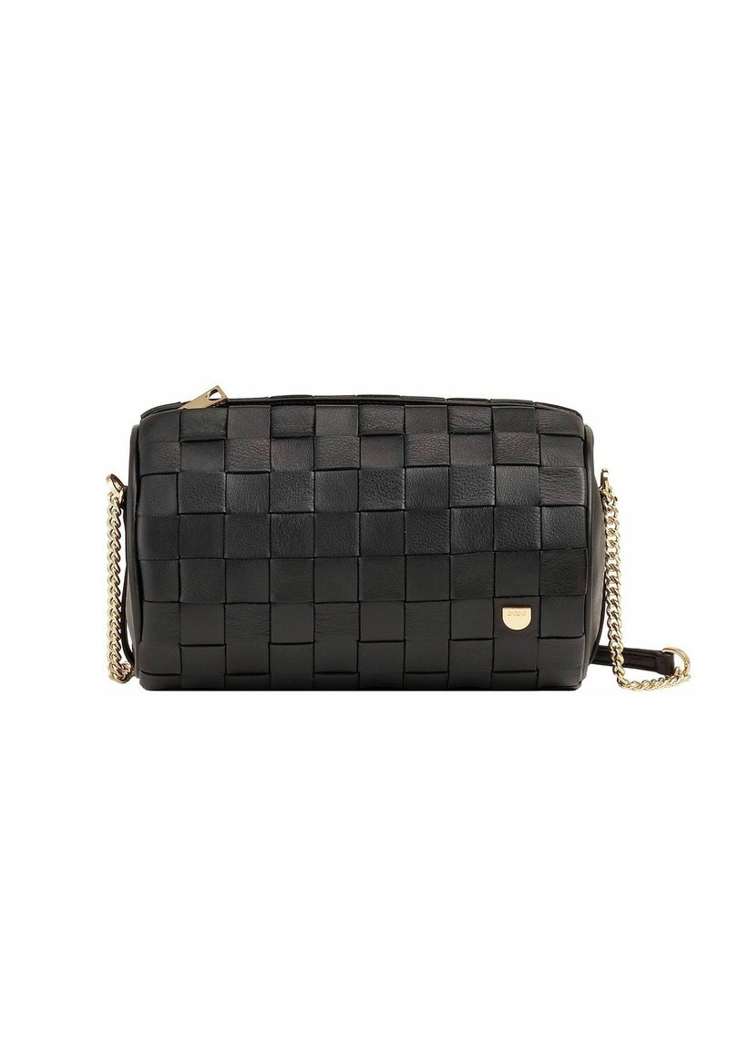 Borsa a tracolla intrecciata in pelle nera con catena dorata, forma rettangolare e texture liscia. Presenta un logo discreto.