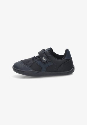 Zapatilla infantil de color azul marino oscuro con tiras de velcro y cordones, punta texturizada y cuello acolchado para mayor comodidad.