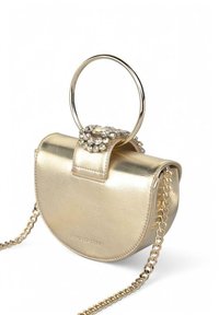 Bolso de mano metálico dorado con forma de media luna, que cuenta con un asa circular en la parte superior, una correa de cadena y un adorno similar a una joya en la tapa.