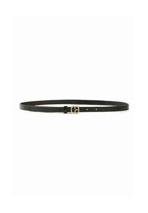 Cintura in pelle nera con un design sottile, fibbia in metallo dorato con una forma geometrica distintiva e più fori di regolazione.