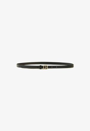 Cintura in pelle nera con un design sottile, fibbia in metallo dorato con una forma geometrica distintiva e più fori di regolazione.