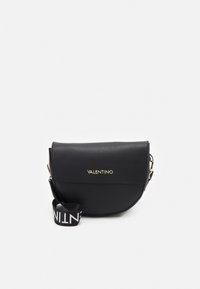Borsa a tracolla in pelle nera con forma arrotondata, chiusura a patta magnetica, logo "Valentino" dorato e tracolla regolabile con testo a contrasto.