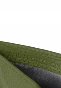 Portefeuille en cuir vert avec surface texturée ; l'intérieur présente un tissu gris. Détail en relief "PROTECTION RFID" visible le long du bord.