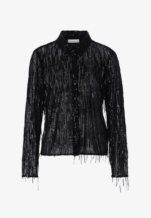 Camisa negra de lentejuelas con mangas largas, bordes con flecos y cuello con solapa; la superficie texturizada presenta líneas verticales de lentejuelas.