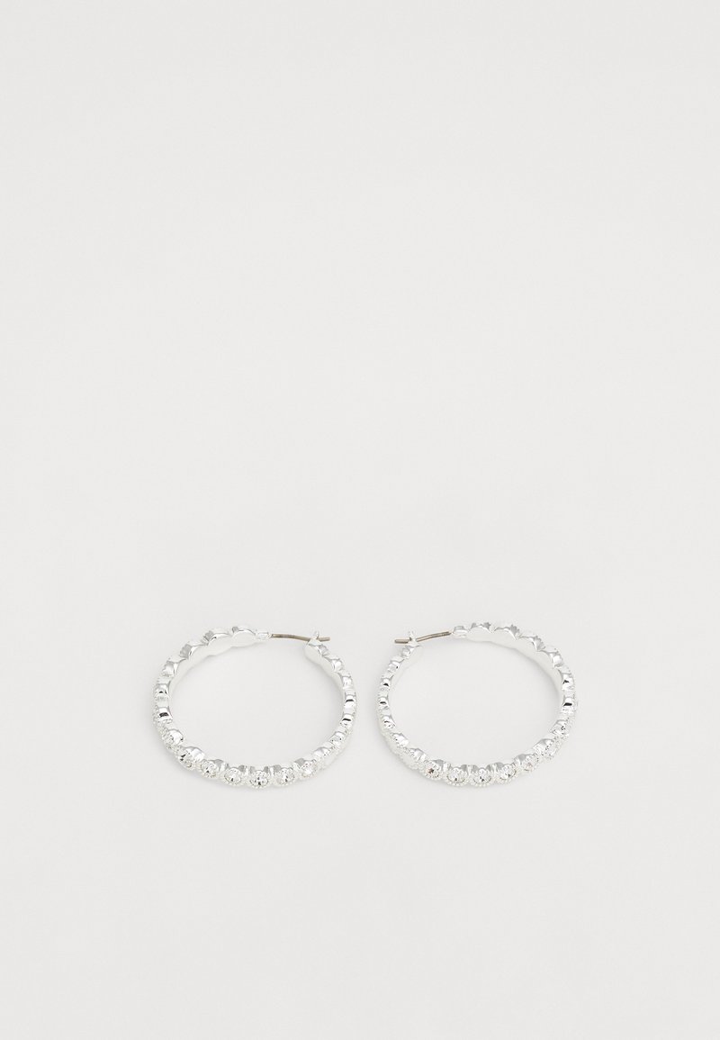 Brincos de argola prateados com um design texturizado e gemas redondas e claras incrustadas na parte da frente para um detalhe decorativo.