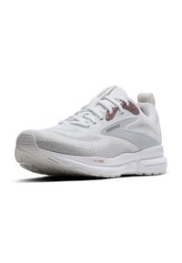 Weißer Brooks-Laufschuh mit Obermaterial aus Mesh, gepolsterter Sohle, bordeauxroten Ösen und Markenlogos an der Seite und Zunge, schräg nach rechts.