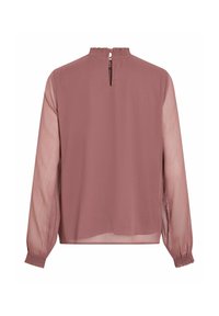 Blusa de color rosa con mangas largas y transparentes, escote fruncido y una pequeña apertura en la espalda. Textura suave, tejido ligero.