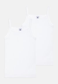 Δύο λευκά βαμβακερά τοπ με λεπτές τιράντες, με ραμμένα άκρα και απλή, λεία υφή. Χωρίς σχέδια ή διακοσμητικά στοιχεία.