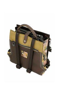 Sac à dos en cuir marron et jaune avec double poignées, compartiments zippés et accents à motifs multicolores. Bretelles réglables incluses.