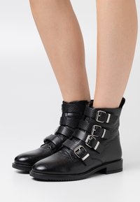 Copenhagen Shoes Botines camperos - black