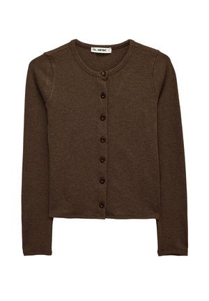 Brun langærmet strikket cardigan med rund halsudskæring og en række af syv knapper foran, lagt fladt på en hvid baggrund.