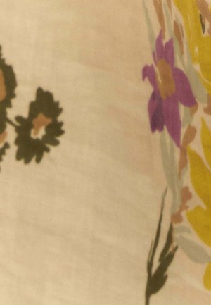 Tessuto floreale con fiori verdi, viola, gialli e beige su uno sfondo beige chiaro.