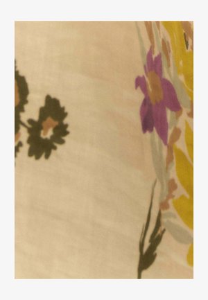 Tessuto floreale con fiori verdi, viola, gialli e beige su uno sfondo beige chiaro.